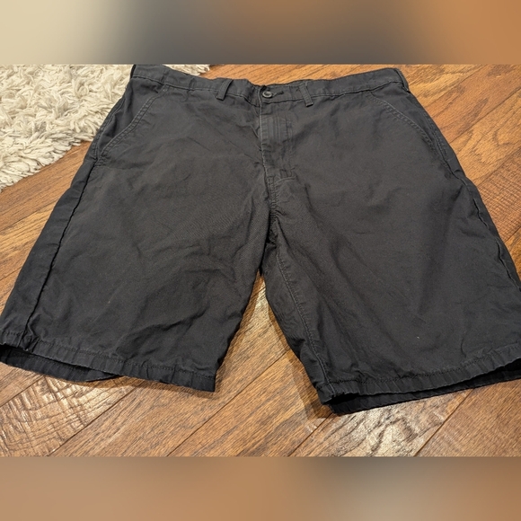 Levis cotton Chino Shorts Men's Size 36 relaxed fit. 9" Inseam - Picture 2 of 11